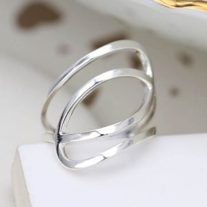 An elegant ring with an overlapping double ellipse design