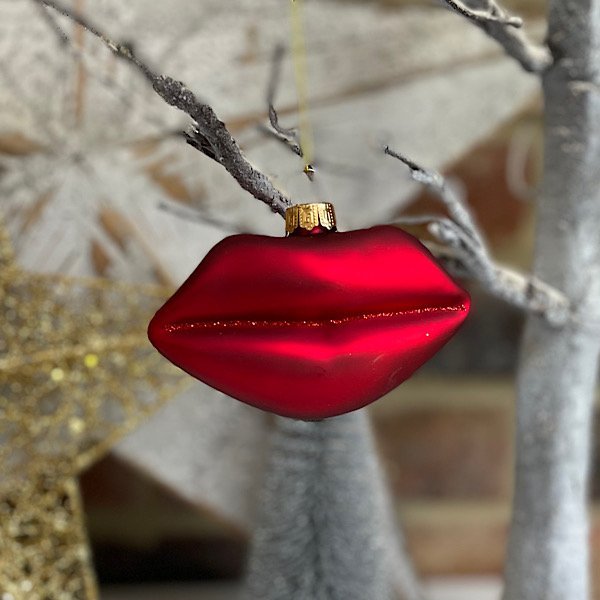 A wonderful glass hanging decoration which is in the shape of a pair of red lips with a gold hanger and added glitter.