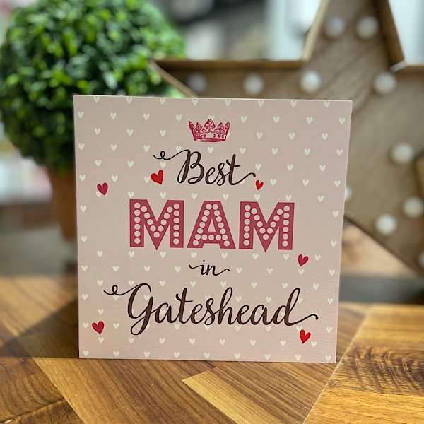 A card with a pink background with best Mam in Gateshead
