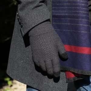 Men’s knitted gloves in charcoal grey with a fine waffle texture and touchscreen finger and thumb