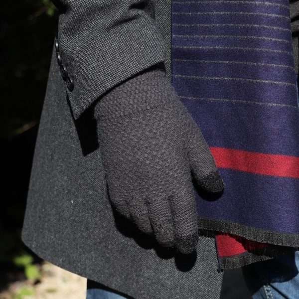 Men’s knitted gloves in charcoal grey with a fine waffle texture and touchscreen finger and thumb