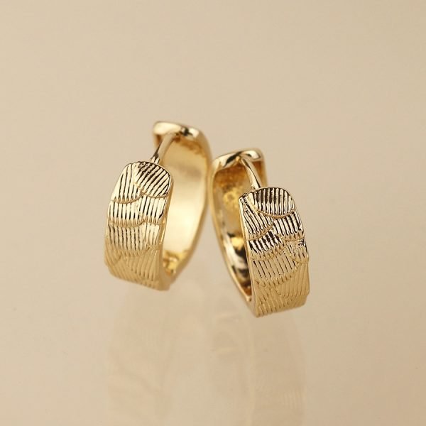 Golden scallop embossed hoop earrings